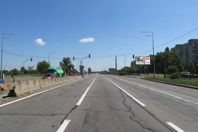 Призма 6x3,  просп. Генерала Ватутіна. 26 напроти