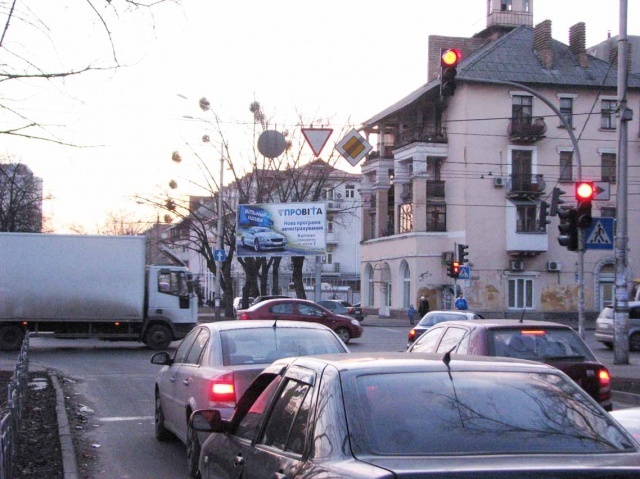 Щит 6x3, бул. Верх. Совета / ул. Строителей (БВС); светофор, центр. офис банка "Форум", 2 трансп. потока Щит 6x3, бул. Верх. Совета / ул. Строителей (БВС); светофор, центр. офис банка "Форум", 2 трансп. потока