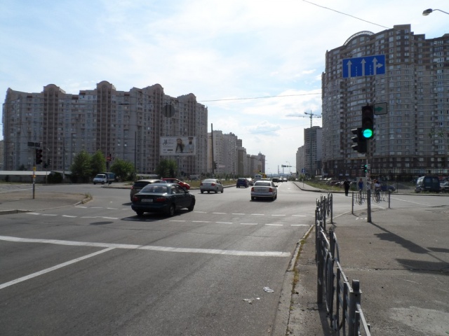 Призма 6x3, Позняки, просп. Григоренко / ул. Ахматовой 01 - светофор, на разделителе, самый загруженный перекресток Позняков, работает на два трансп. потока, в направлении к Днепровской наб. Призма 6x3, Позняки, просп. Григоренко / ул. Ахматовой 01 - светофор, на разделителе, самый загруженный перекресток Позняков, работает на два трансп. потока, в направлении к Днепровской наб.