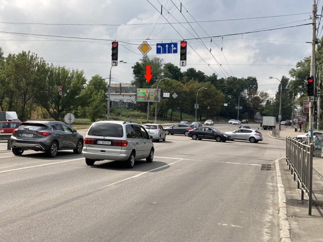 Призма 6x3,  вул. Лугова  (перед ТРЦ "Караван Outlet"), світлофор