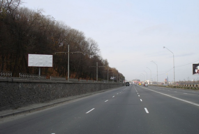 Щит 6.1x3.2,  просп. Генерала Ватутіна. 26 напроти